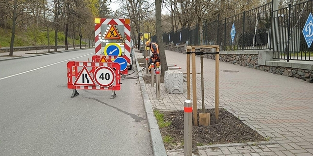 У Києві для перешкоджання заїзду транспорту на тротуари та пішохідні переходи триває влаштування антипаркувальних стовпчиків.