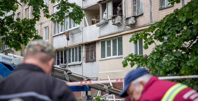 Комунальні служби Києва ліквідовують наслідки нічної та вранішньої атаки