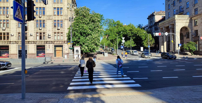 У столиці завершили облаштування безбар’єрного регульованого пішохідного переходу, який дублює підземний перехід через вулицю Хрещатик.
