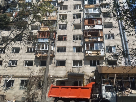 Ліквідація наслідків ворожої атаки 17 червня на Київ: дорожники ремонтують контактні мережі, відновлюють павільйони очікування та розбирають завали