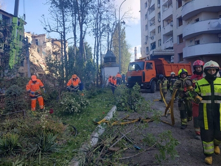 У Києві тривають роботи з ліквідації наслідків нічної атаки.